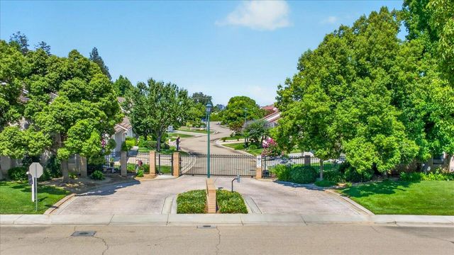 337 Village Drive, Dinuba, CA 93618