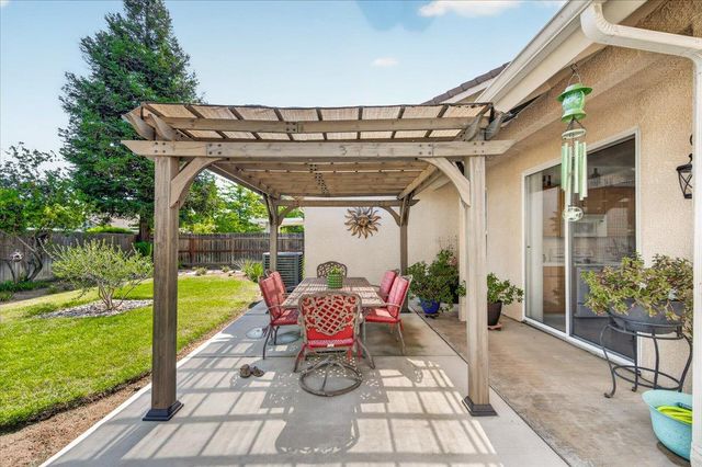337 Village Drive, Dinuba, CA 93618
