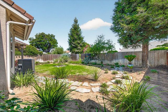 337 Village Drive, Dinuba, CA 93618