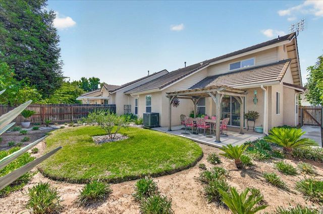 337 Village Drive, Dinuba, CA 93618