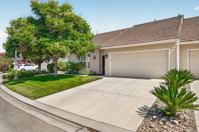 337 Village Drive, Dinuba, CA 93618