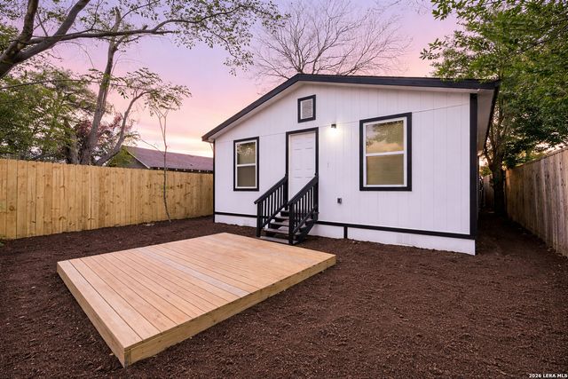 215 E Lubbock, San Antonio, TX 78204