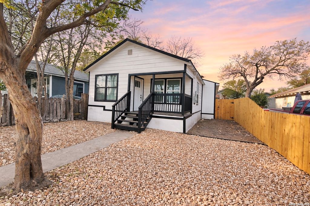 215 E Lubbock, San Antonio, TX 78204