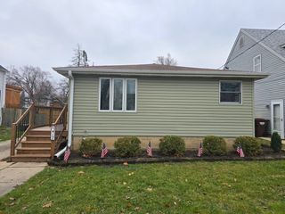 417 Stewart Avenue, Woodstock, IL 60098