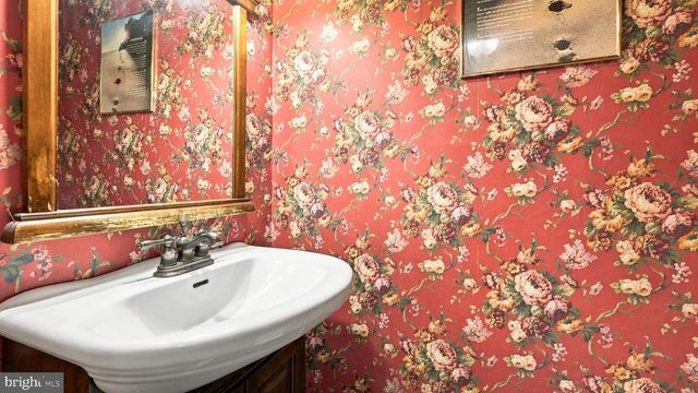 10025 S CANTERBURY RD, Philadelphia, PA 19114