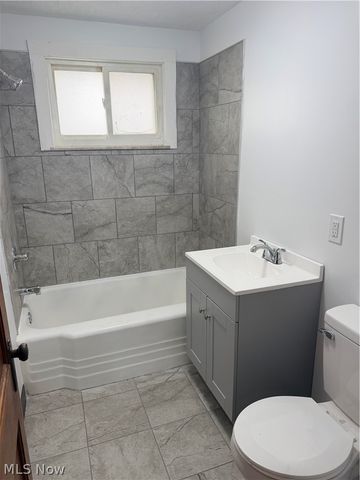 34 W Lewis Street, Struthers, OH 44471