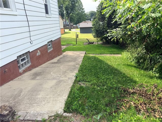 34 W Lewis Street, Struthers, OH 44471