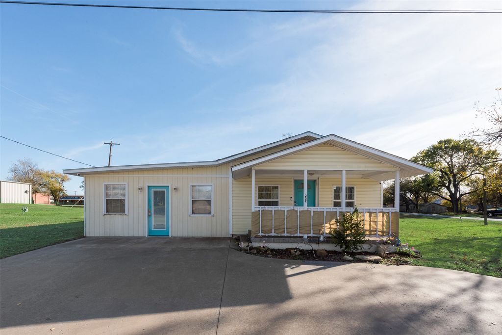 207 W Walnut Street, Nocona, TX 76255