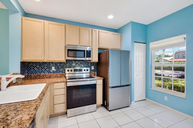 6374 Park Lake Circle, Boynton Beach, FL 33437