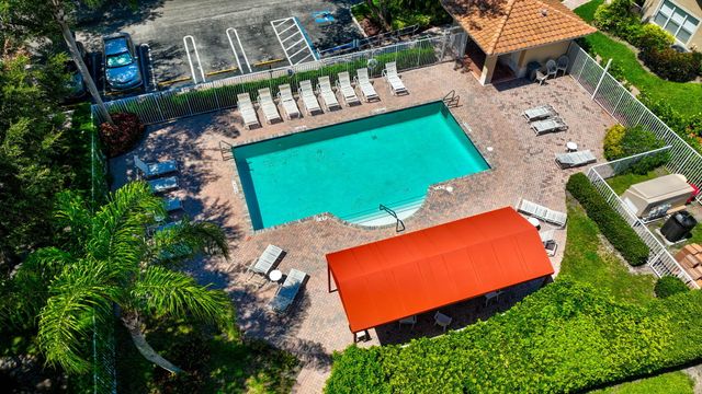 6374 Park Lake Circle, Boynton Beach, FL 33437