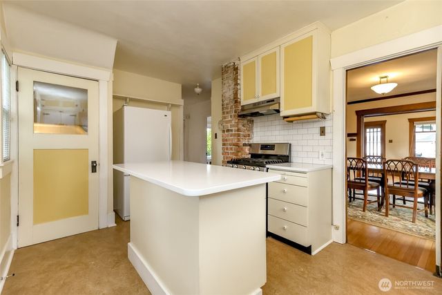 206 5th Avenue NW, Puyallup, WA 98371