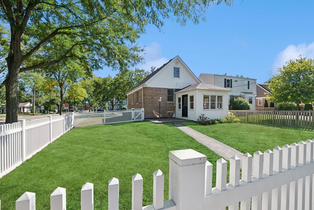 600 8th Avenue, La Grange, IL 60525