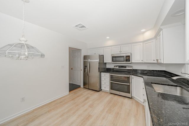 263 N Country Road, Smithtown, NY 11787