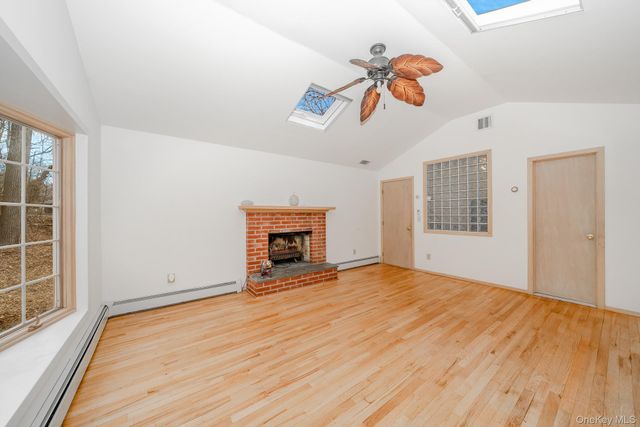 263 N Country Road, Smithtown, NY 11787