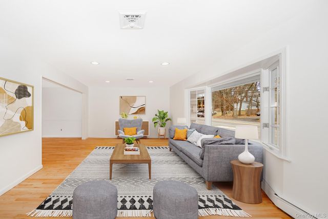 263 N Country Road, Smithtown, NY 11787