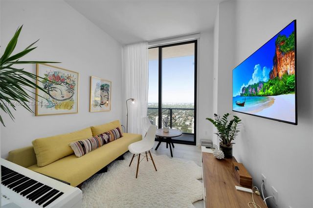 55 SW 9th St 4406, Miami, FL 33130