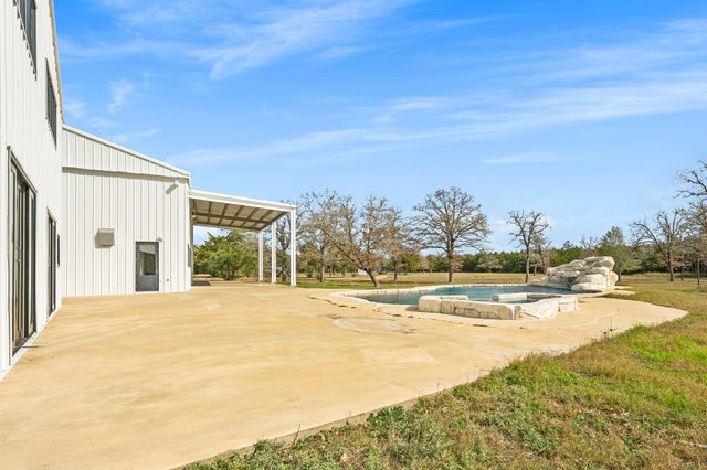 1925 Hills Road, Carmine, TX 78932