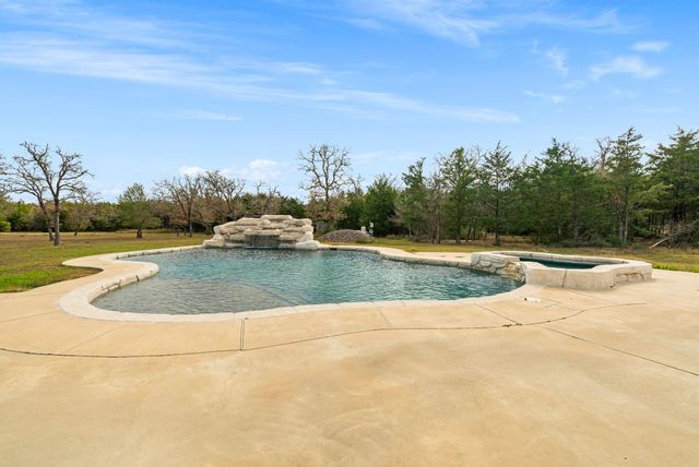 1925 Hills Road, Carmine, TX 78932