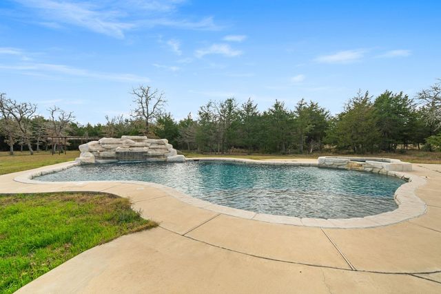 1925 Hills Road, Carmine, TX 78932