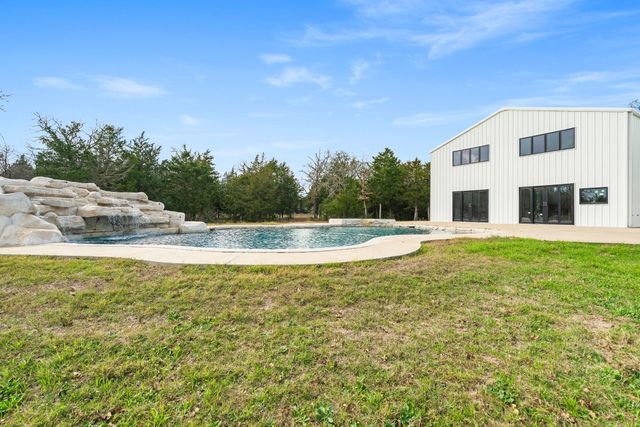 1925 Hills Road, Carmine, TX 78932