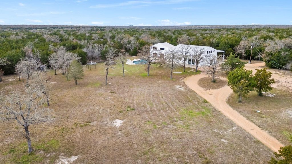 1925 Hills Road, Carmine, TX 78932