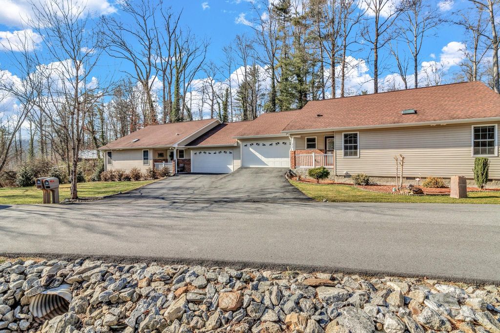 210 Allen Paul Drive, Hendersonville, NC 28791