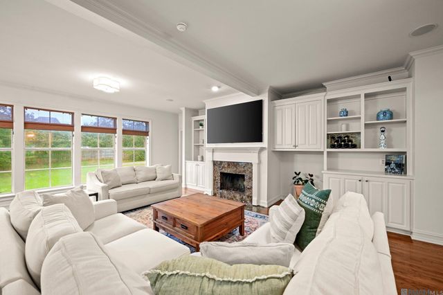 10813 N Oak Hills Pkwy, Baton Rouge, LA 70810