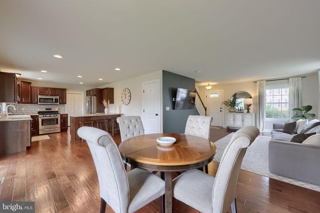 233 LOGHES DR, Manheim, PA 17545