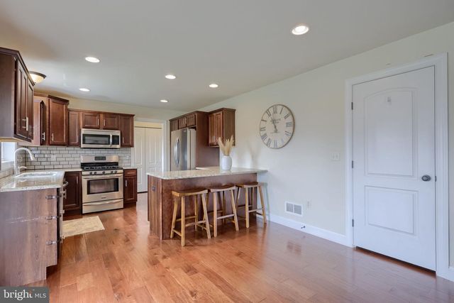 233 LOGHES DR, Manheim, PA 17545