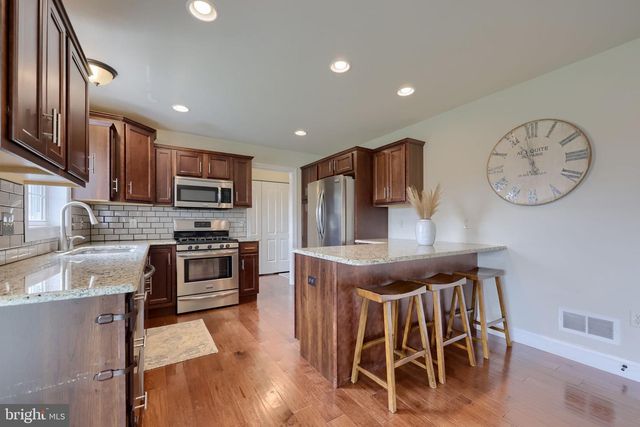 233 LOGHES DR, Manheim, PA 17545