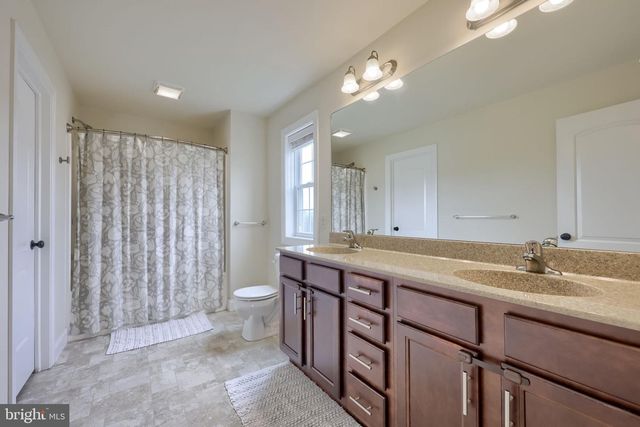 233 LOGHES DR, Manheim, PA 17545