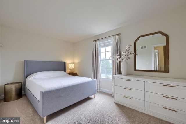 233 LOGHES DR, Manheim, PA 17545
