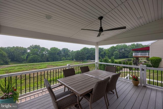 233 LOGHES DR, Manheim, PA 17545