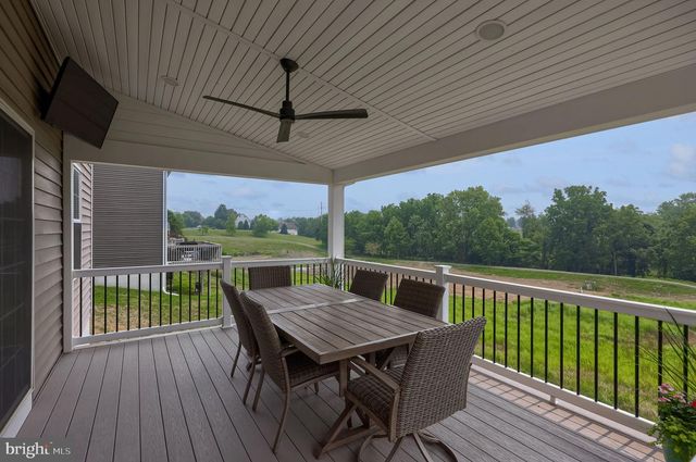 233 LOGHES DR, Manheim, PA 17545