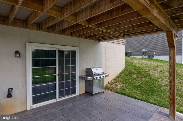 233 LOGHES DR, Manheim, PA 17545