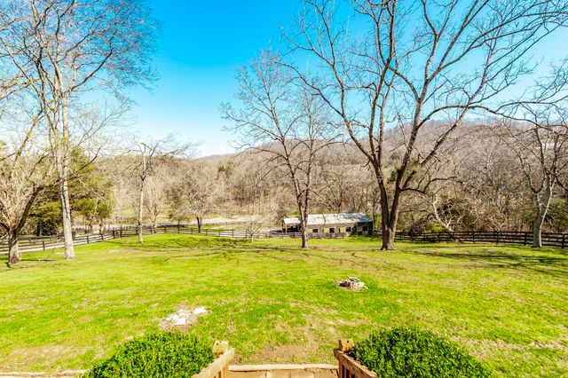 655 Cummings Ln, Cottontown, TN 37048