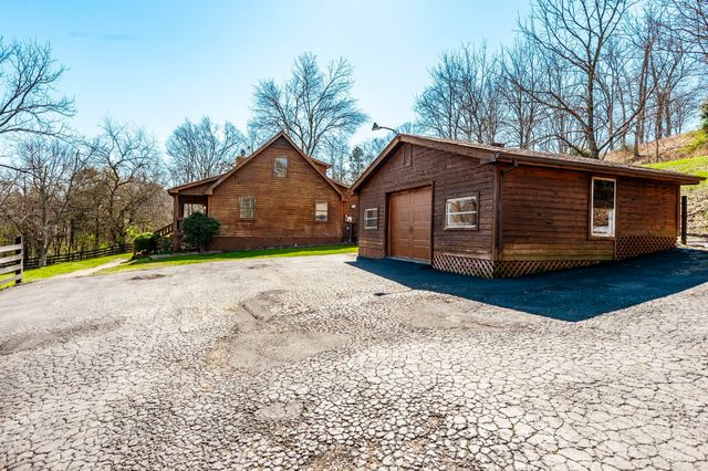 655 Cummings Ln, Cottontown, TN 37048