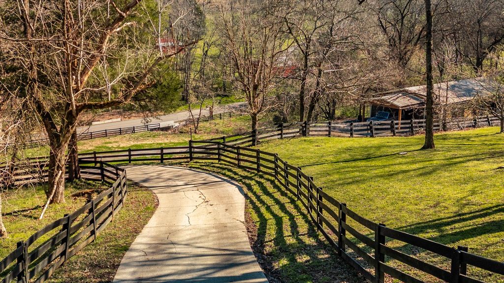 655 Cummings Ln, Cottontown, TN 37048