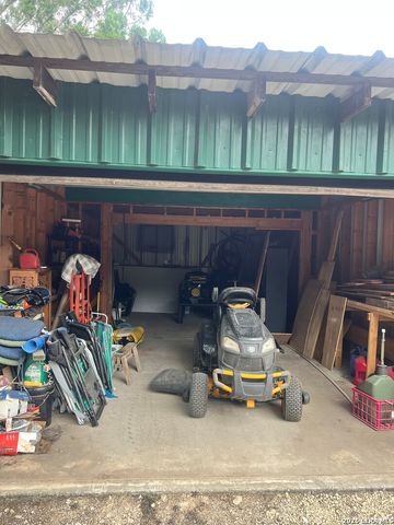 896 Old Rocksprings Rd, Leakey, TX 78873