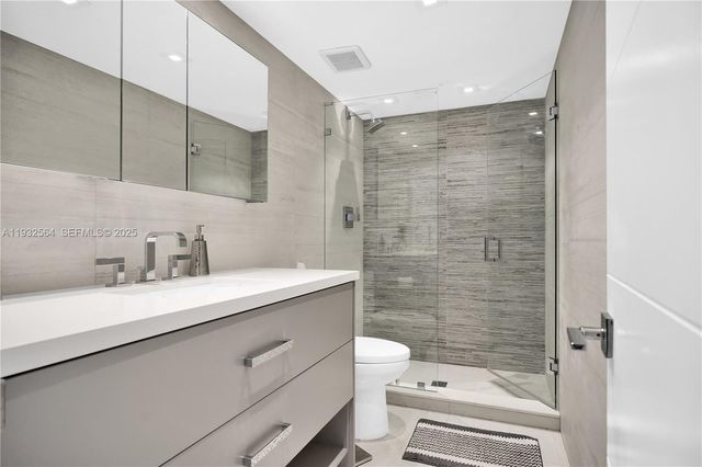 1985 S Ocean Dr 17F, Hallandale Beach, FL 33009