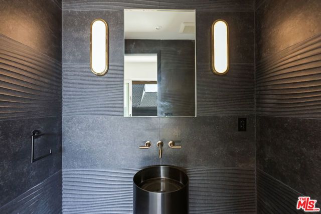 908 Rosecrans Avenue, Manhattan Beach, CA 90266