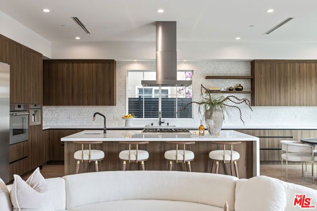 908 Rosecrans Avenue, Manhattan Beach, CA 90266