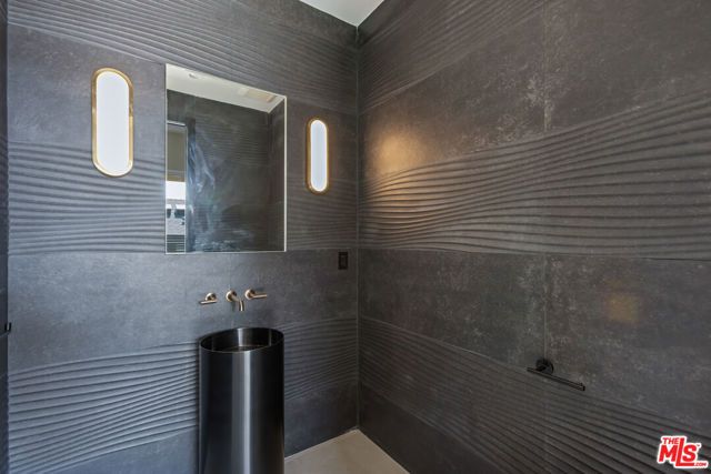 908 Rosecrans Avenue, Manhattan Beach, CA 90266