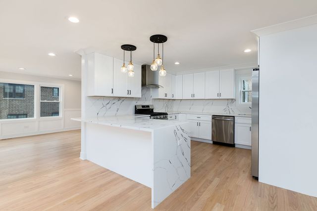 8110 Lockwood Avenue, Burbank, IL 60459