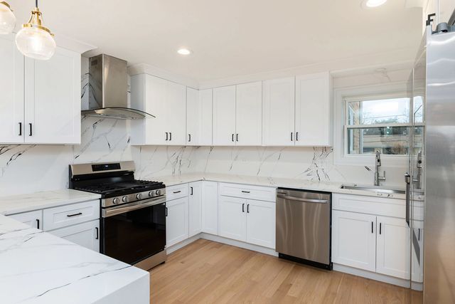 8110 Lockwood Avenue, Burbank, IL 60459