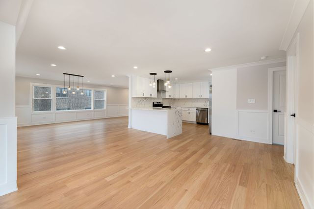 8110 Lockwood Avenue, Burbank, IL 60459