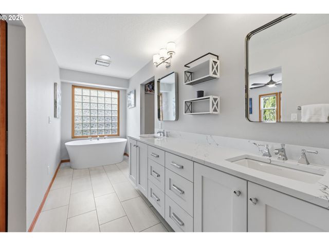 16888 Se HAGEN Rd, Happy Valley, OR 97086