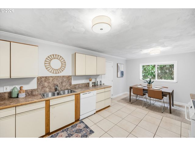 14012 Se RIVER Rd, Milwaukie, OR 97267