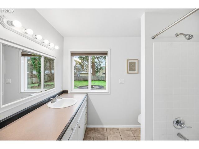 14012 Se RIVER Rd, Milwaukie, OR 97267