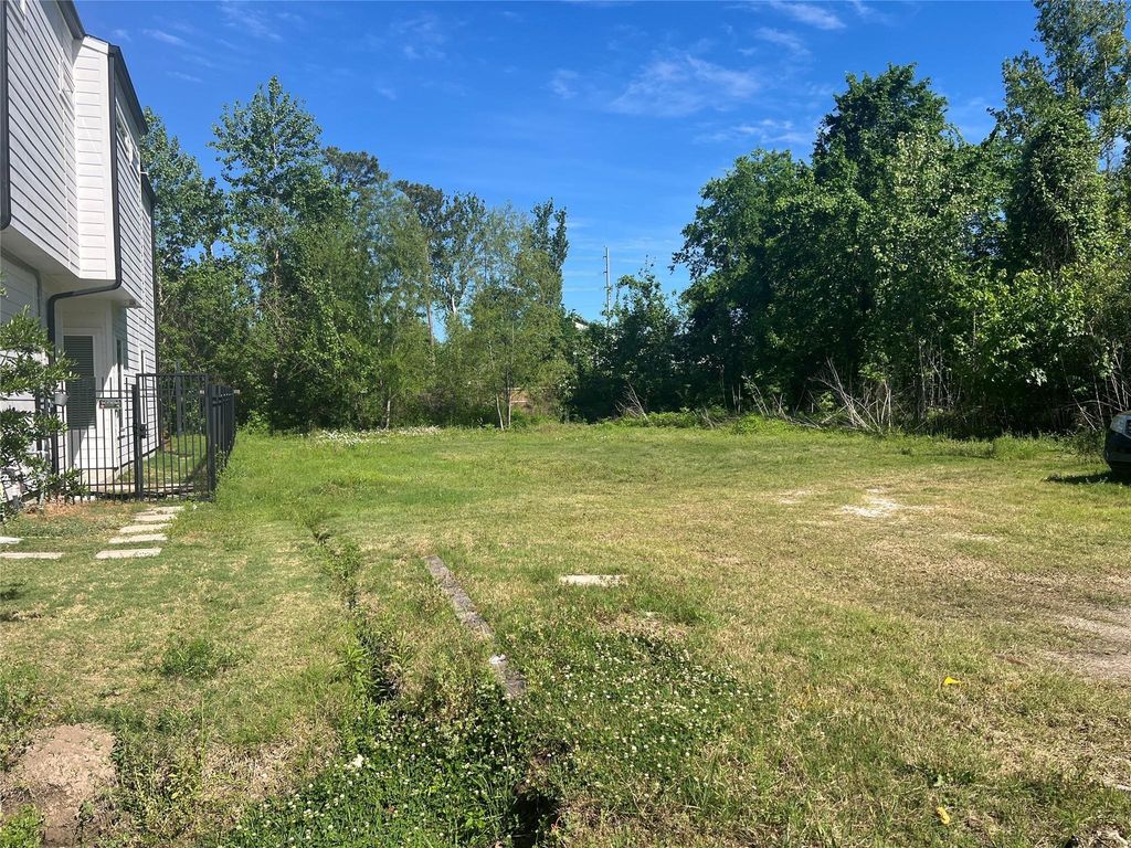 5802 Burt Street, Houston, TX 77091